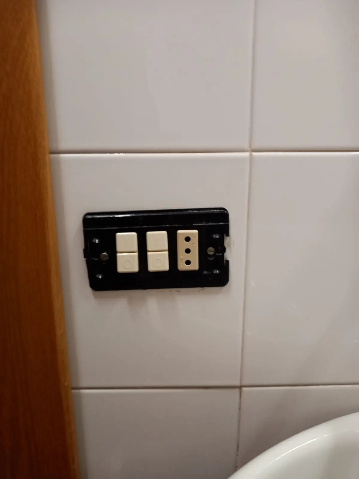 Cambio Presa Elettrica e Interruttori 1