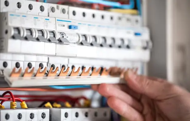 Elettricista Artigian Casa su un quadro elettrico delle parti comuni