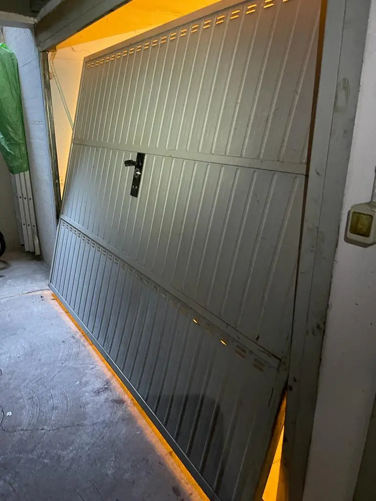 Cambio serratura porta basculante garage Cambio serratura porta basculante garage