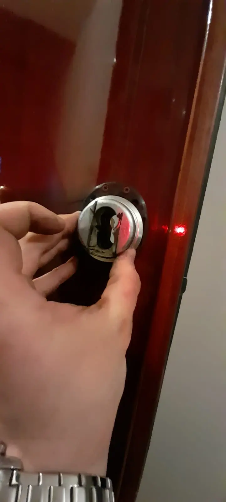 Apertura porta bloccata e cambio cilindro con difender Apertura porta bloccata e cambio cilindro con difender