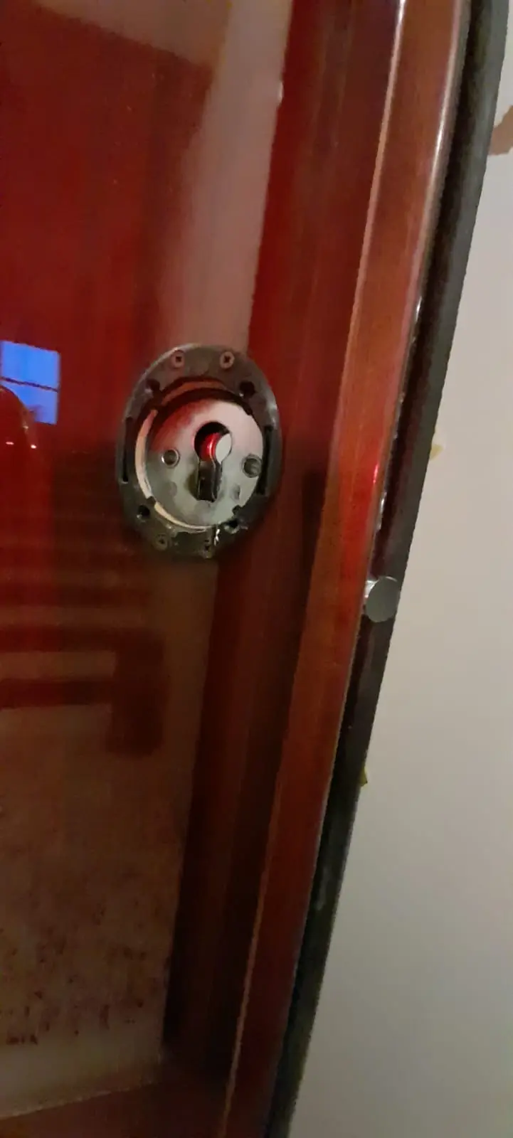 Apertura porta bloccata e cambio cilindro con difender Apertura porta bloccata e cambio cilindro con difender