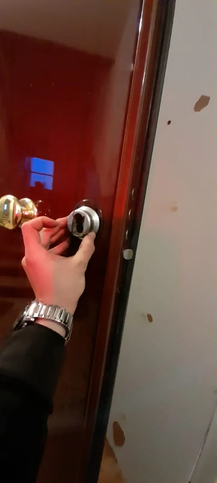 Apertura porta bloccata e cambio cilindro con difender Apertura porta bloccata e cambio cilindro con difender