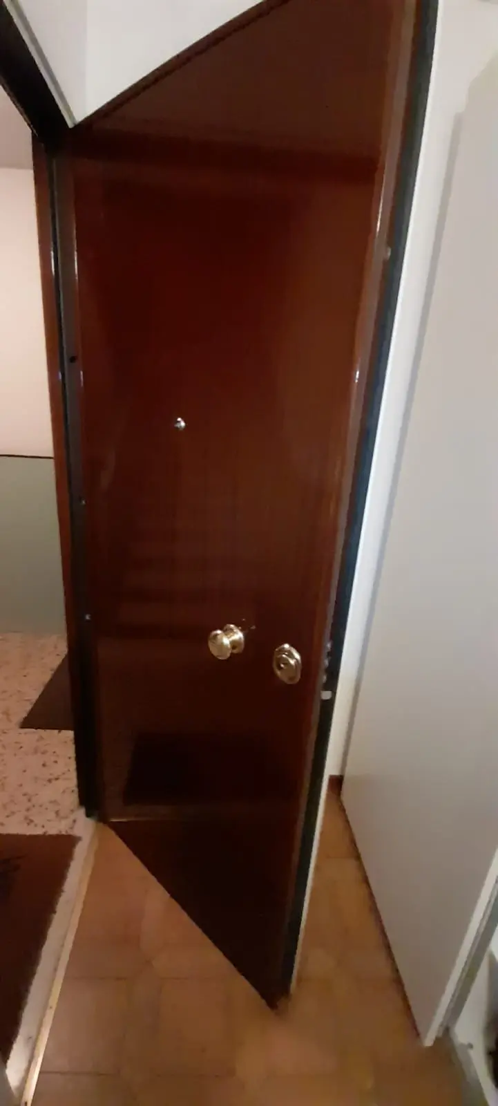 Apertura porta bloccata e cambio cilindro con difender Apertura porta bloccata e cambio cilindro con difender