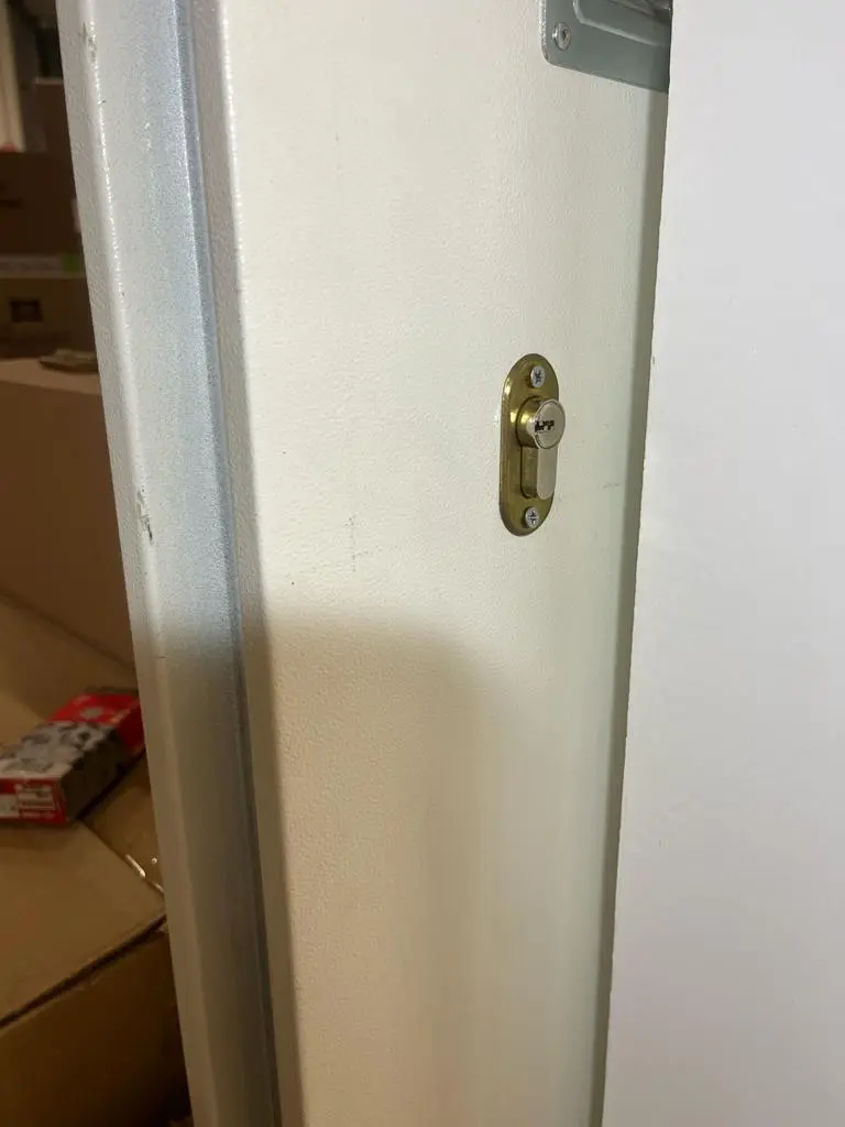 Cambio cilindro porta magazzino Cambio cilindro porta magazzino