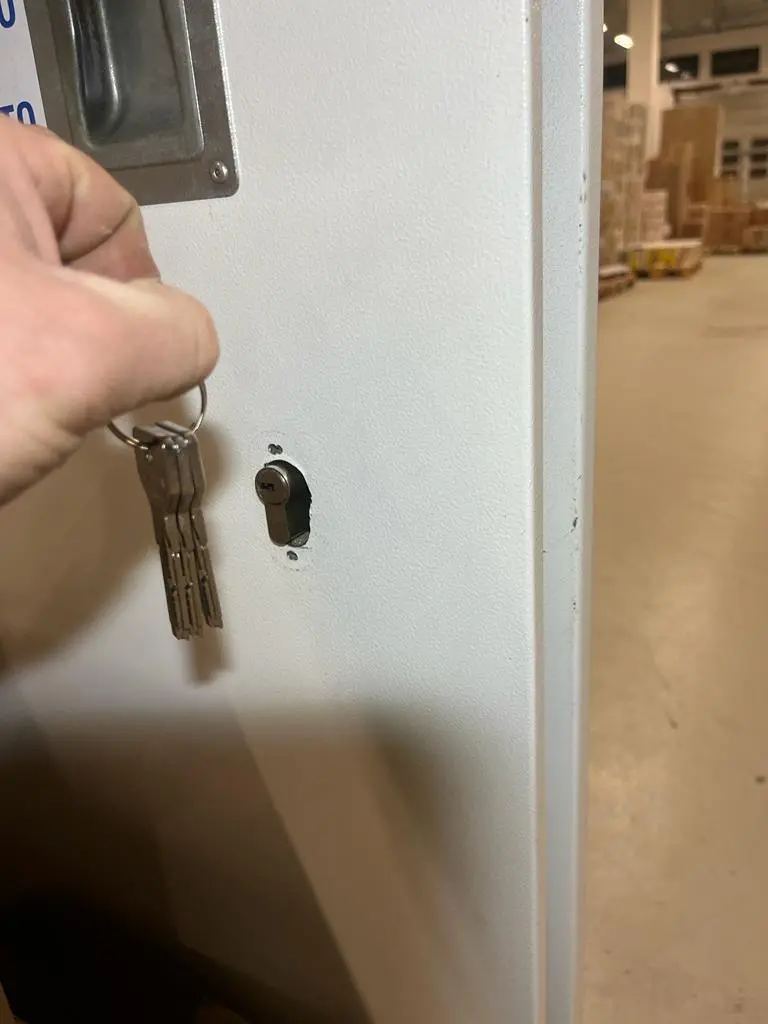 Cambio cilindro porta magazzino Cambio cilindro porta magazzino