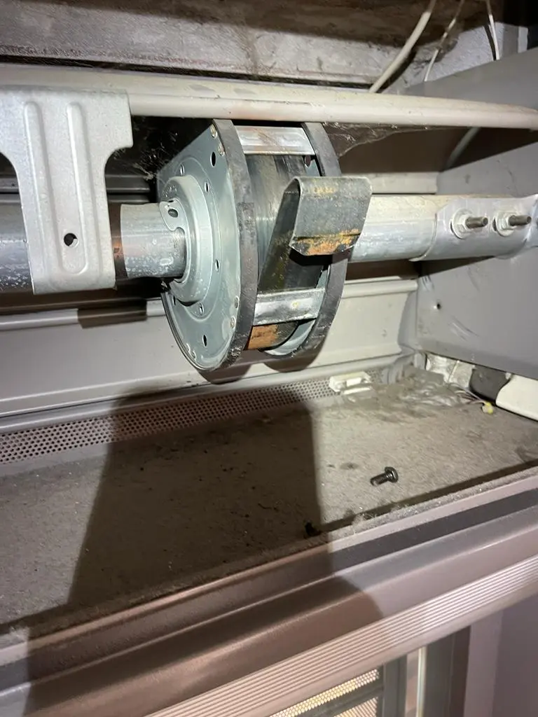 Cambio molla di carico serranda Cambio molla di carico serranda