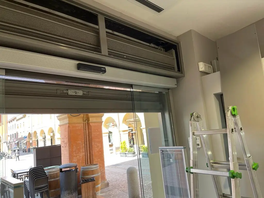 Cambio molla di carico serranda Cambio molla di carico serranda