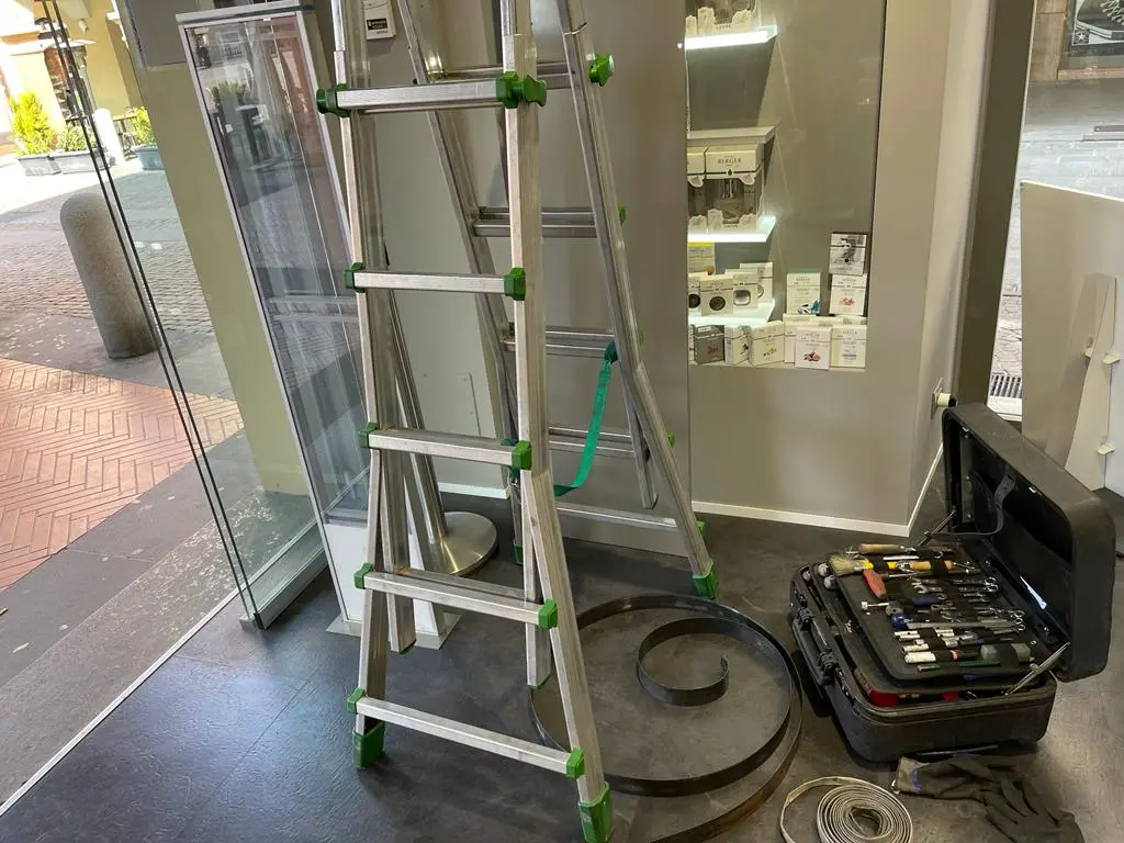 Cambio molla di carico serranda Cambio molla di carico serranda