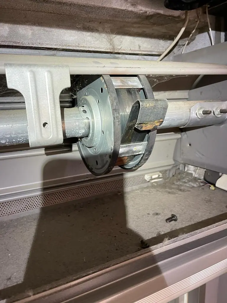 Cambio molla di carico serranda Cambio molla di carico serranda