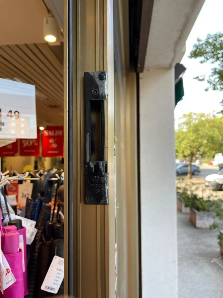 Cambio serratura e riparazione cerniere più registrazione porta Cambio serratura e riparazione cerniere più registrazione porta