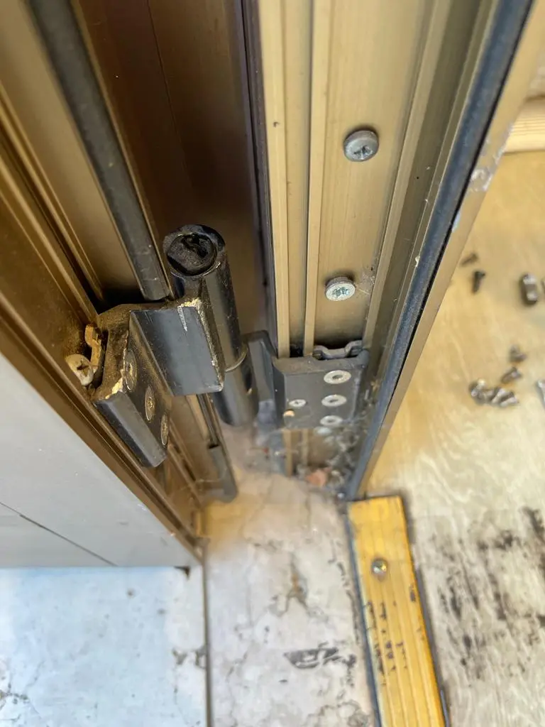 Cambio serratura e riparazione cerniere più registrazione porta Cambio serratura e riparazione cerniere più registrazione porta