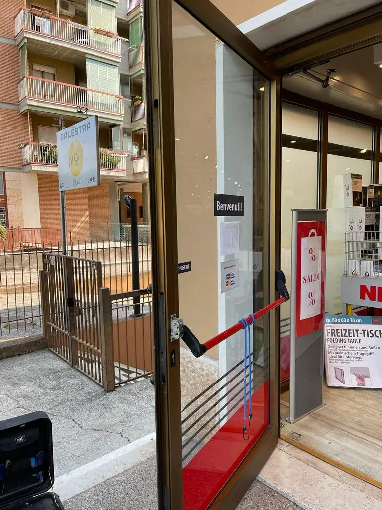 Cambio serratura e riparazione cerniere più registrazione porta Cambio serratura e riparazione cerniere più registrazione porta