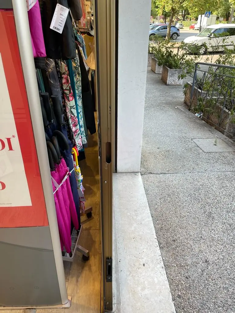 Cambio serratura e riparazione cerniere più registrazione porta Cambio serratura e riparazione cerniere più registrazione porta