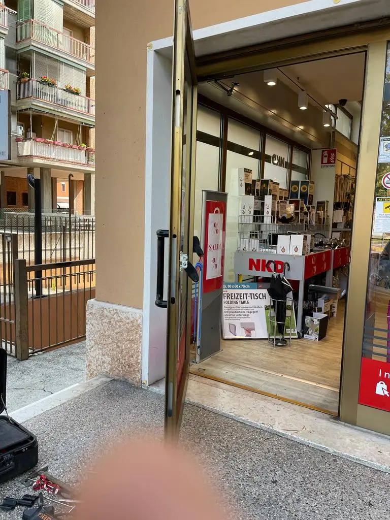 Cambio serratura e riparazione cerniere più registrazione porta Cambio serratura e riparazione cerniere più registrazione porta