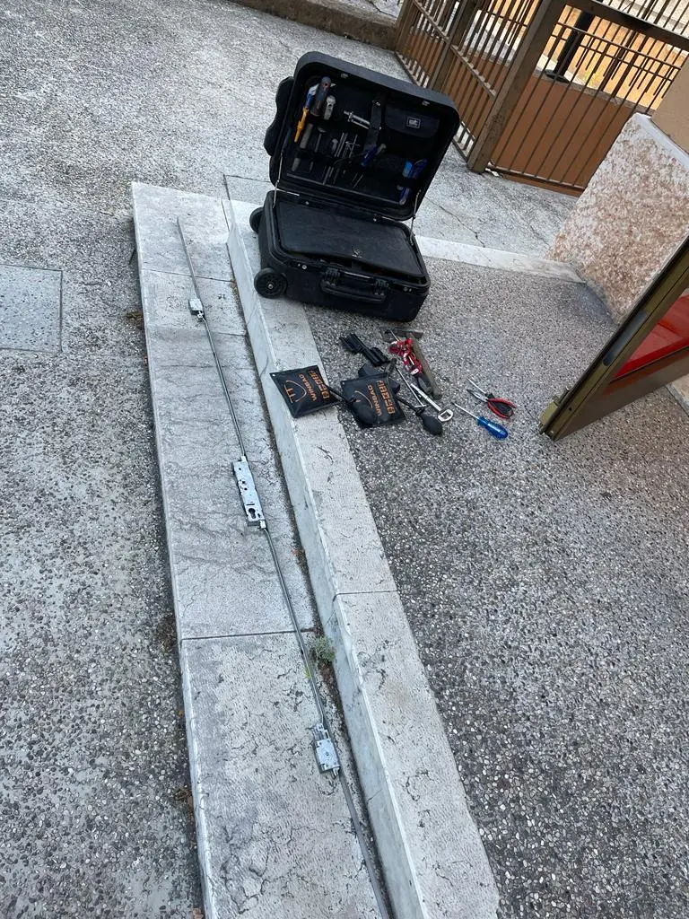 Cambio serratura e riparazione cerniere più registrazione porta Cambio serratura e riparazione cerniere più registrazione porta