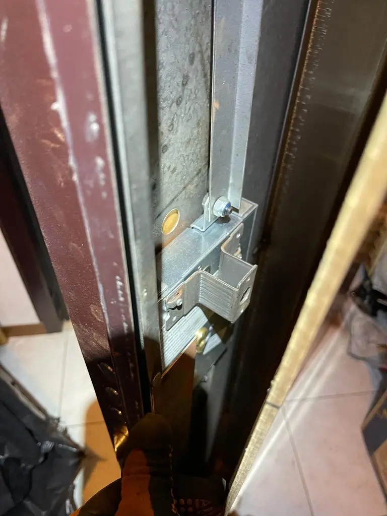 Cambio serratura porta blindata con conversione a cilindro europeo Cambio serratura porta blindata con conversione a cilindro europeo