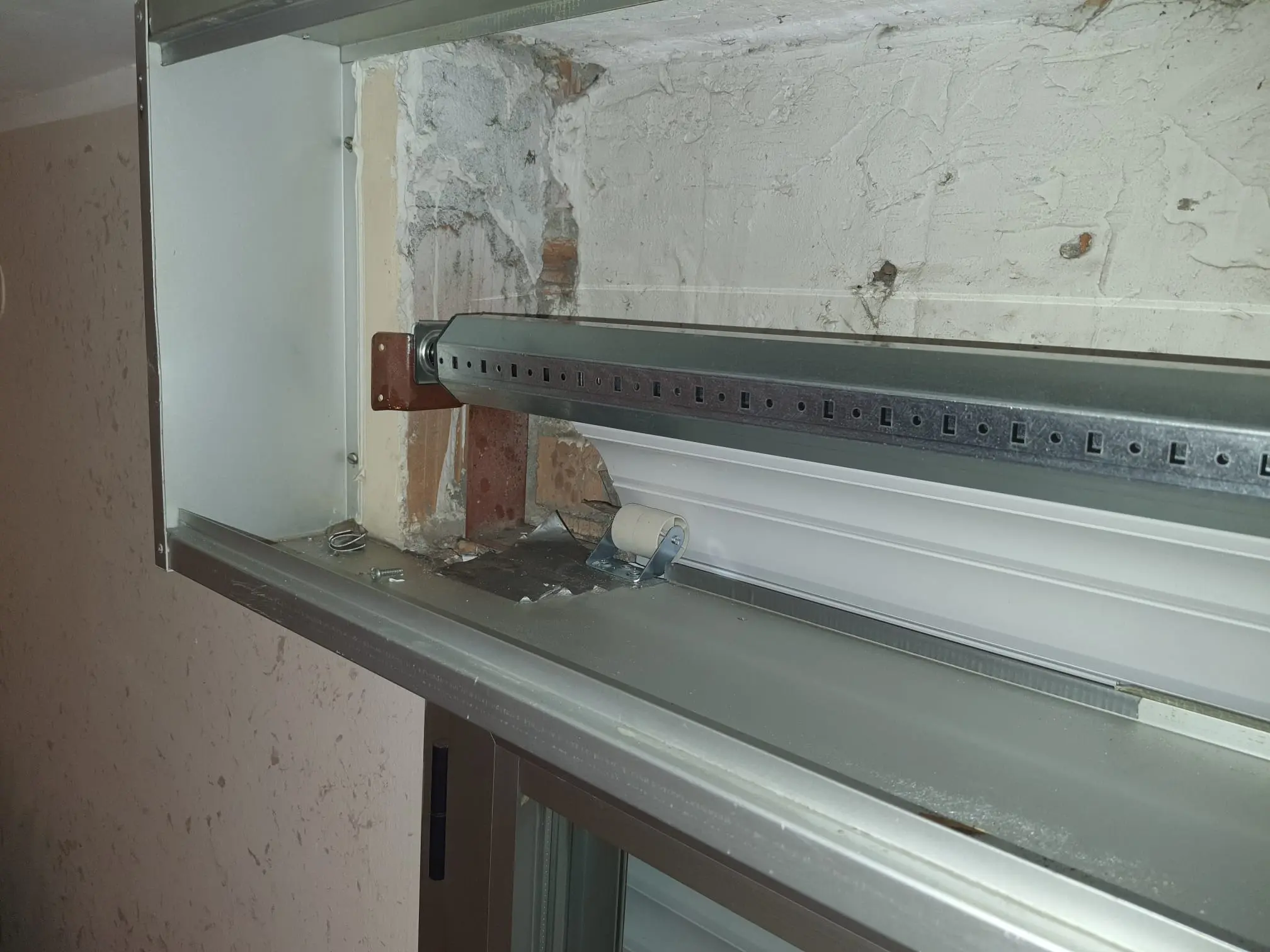 Cambio tapparella completa di rullo, puleggia e corda