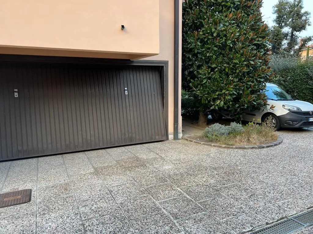 Fabbro motorizzazione portone basculante con due motori Fabbro motorizzazione portone basculante con due motori