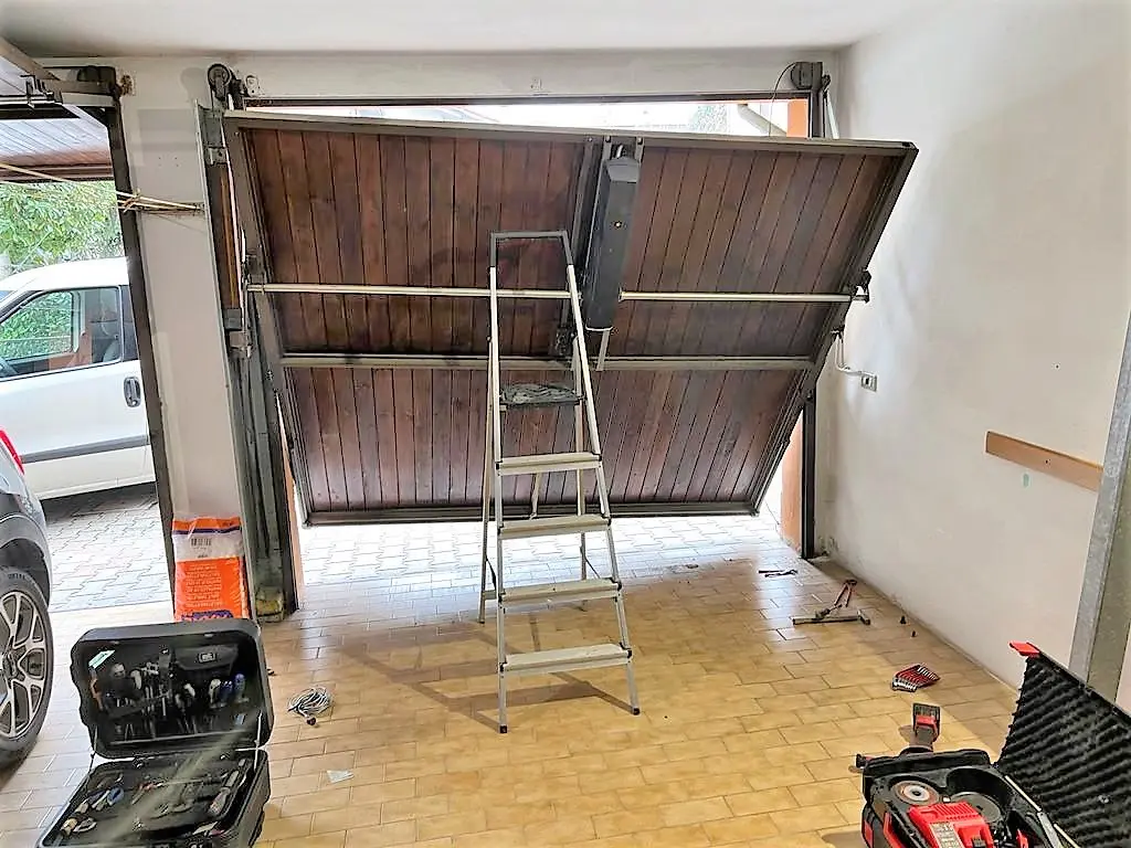 Riparazione porta basculante cambio cavo acciaio Riparazione porta basculante cambio cavo acciaio