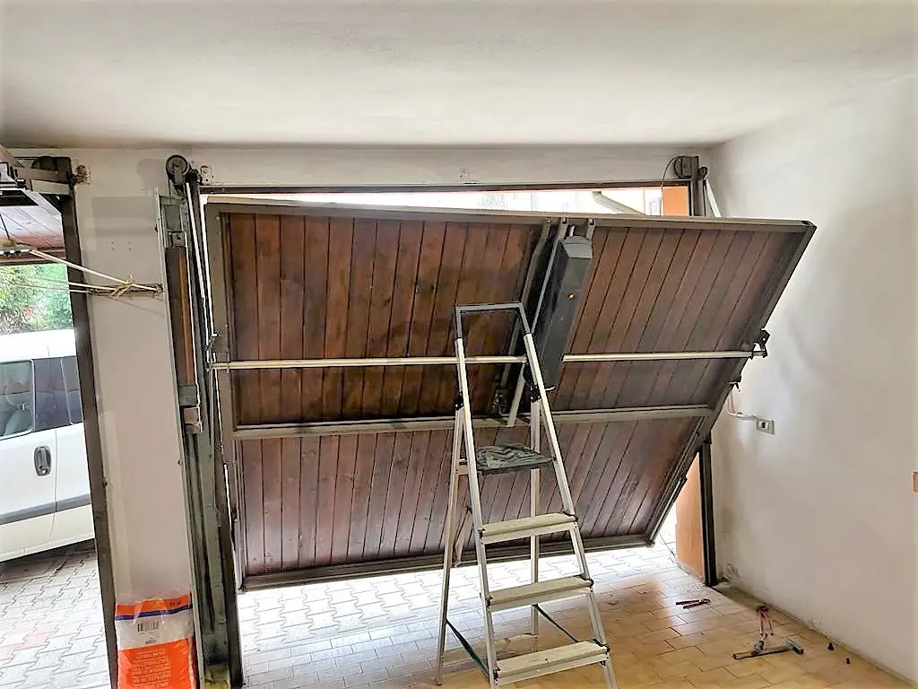 Riparazione porta basculante cambio cavo acciaio Riparazione porta basculante cambio cavo acciaio