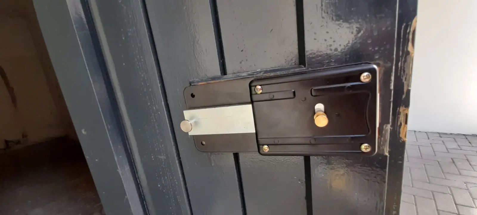 Riparazione porta in legno garage e installazione serratura Riparazione porta in legno garage e installazione serratura