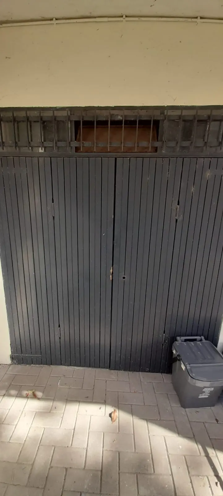 Riparazione porta in legno garage e installazione serratura Riparazione porta in legno garage e installazione serratura