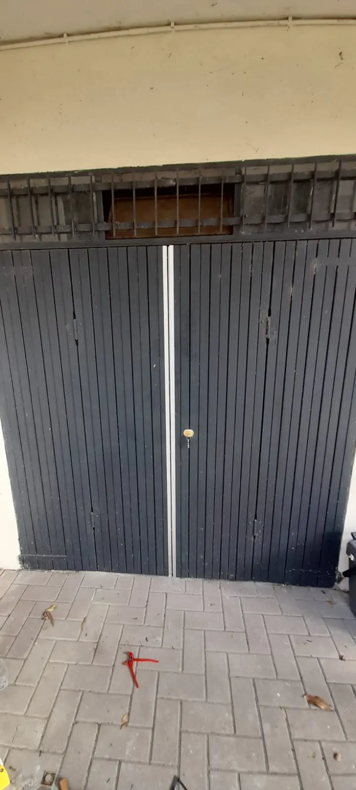 Riparazione porta in legno garage e installazione serratura Riparazione porta in legno garage e installazione serratura