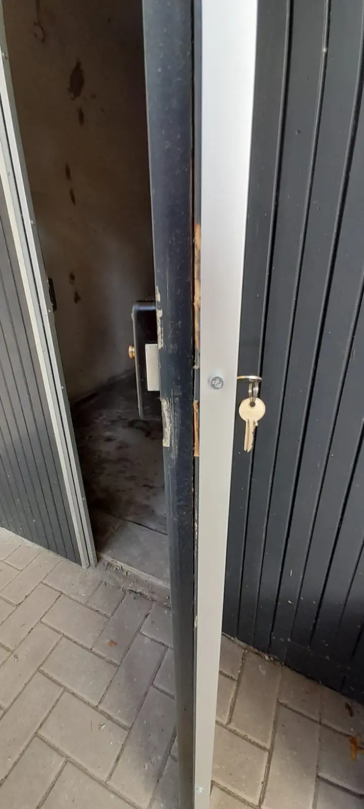 Riparazione porta in legno garage e installazione serratura Riparazione porta in legno garage e installazione serratura