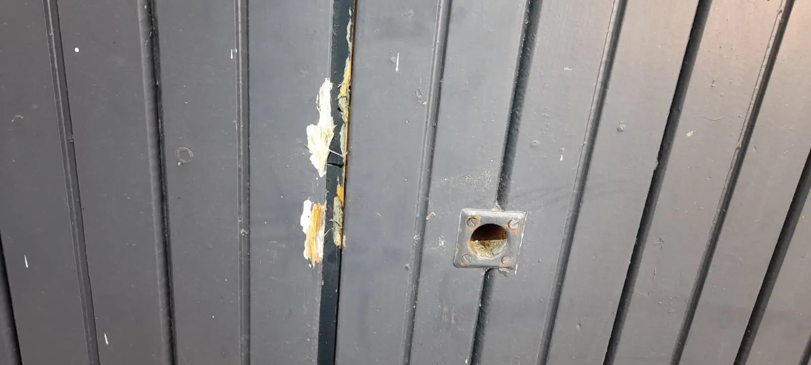 Riparazione porta in legno garage e installazione serratura Riparazione porta in legno garage e installazione serratura