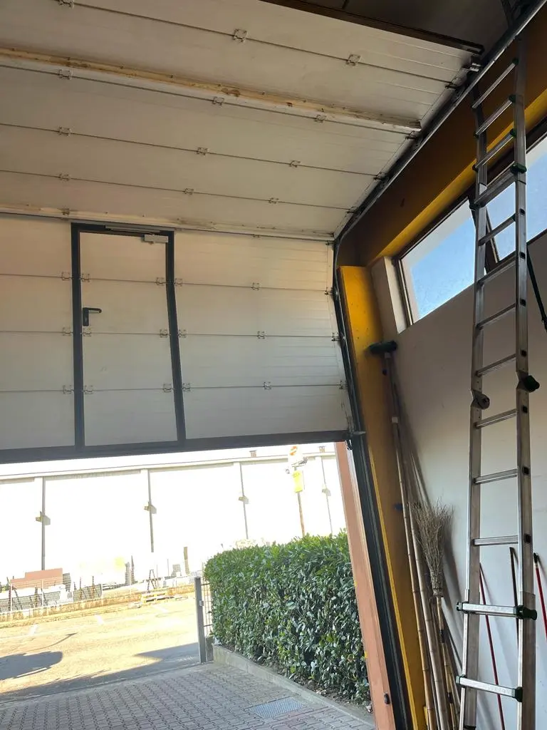 Riparazione portone sezionale garage cambio cavi d’acciaio carico molle e registrazione fine corsa Riparazione portone sezionale garage cambio cavi d’acciaio carico molle e registrazione fine corsa