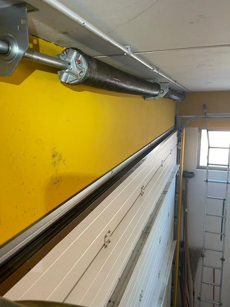 Riparazione portone sezionale garage cambio cavi d’acciaio carico molle e registrazione fine corsa Riparazione portone sezionale garage cambio cavi d’acciaio carico molle e registrazione fine corsa