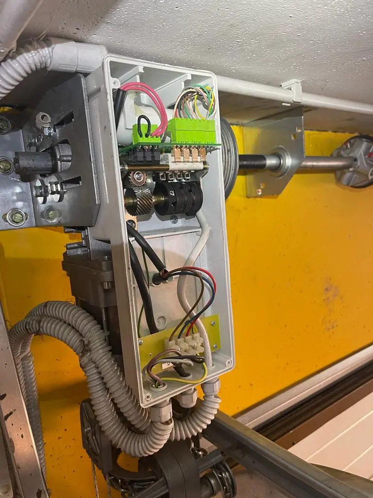 Riparazione portone sezionale garage cambio cavi d’acciaio carico molle e registrazione fine corsa Riparazione portone sezionale garage cambio cavi d’acciaio carico molle e registrazione fine corsa