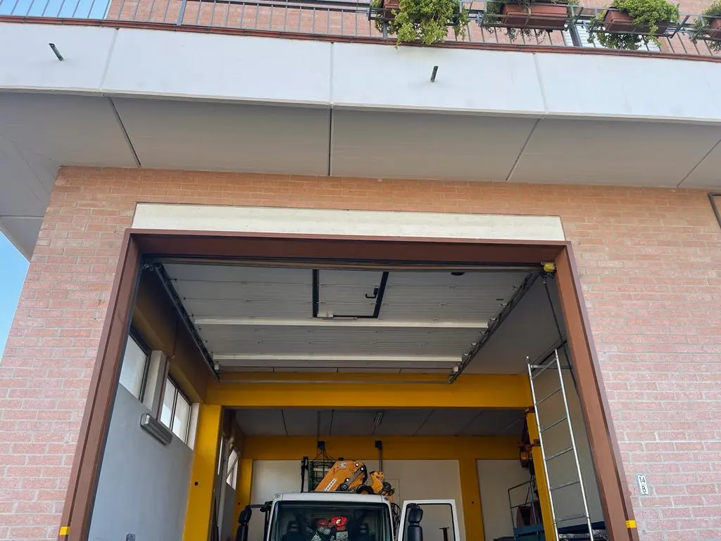 Riparazione portone sezionale garage cambio cavi d’acciaio carico molle e registrazione fine corsa Riparazione portone sezionale garage cambio cavi d’acciaio carico molle e registrazione fine corsa