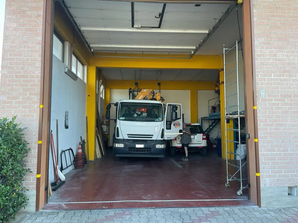 Riparazione portone sezionale garage cambio cavi d’acciaio carico molle e registrazione fine corsa Riparazione portone sezionale garage cambio cavi d’acciaio carico molle e registrazione fine corsa