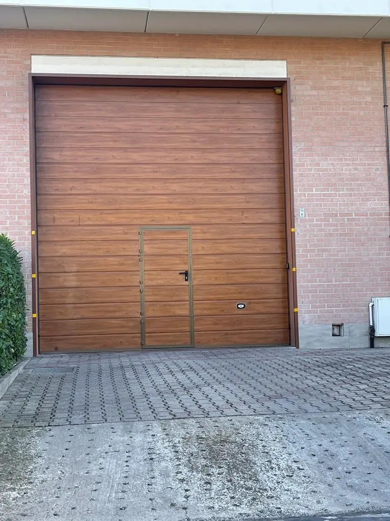 Riparazione portone sezionale garage cambio cavi d’acciaio carico molle e registrazione fine corsa Riparazione portone sezionale garage cambio cavi d’acciaio carico molle e registrazione fine corsa