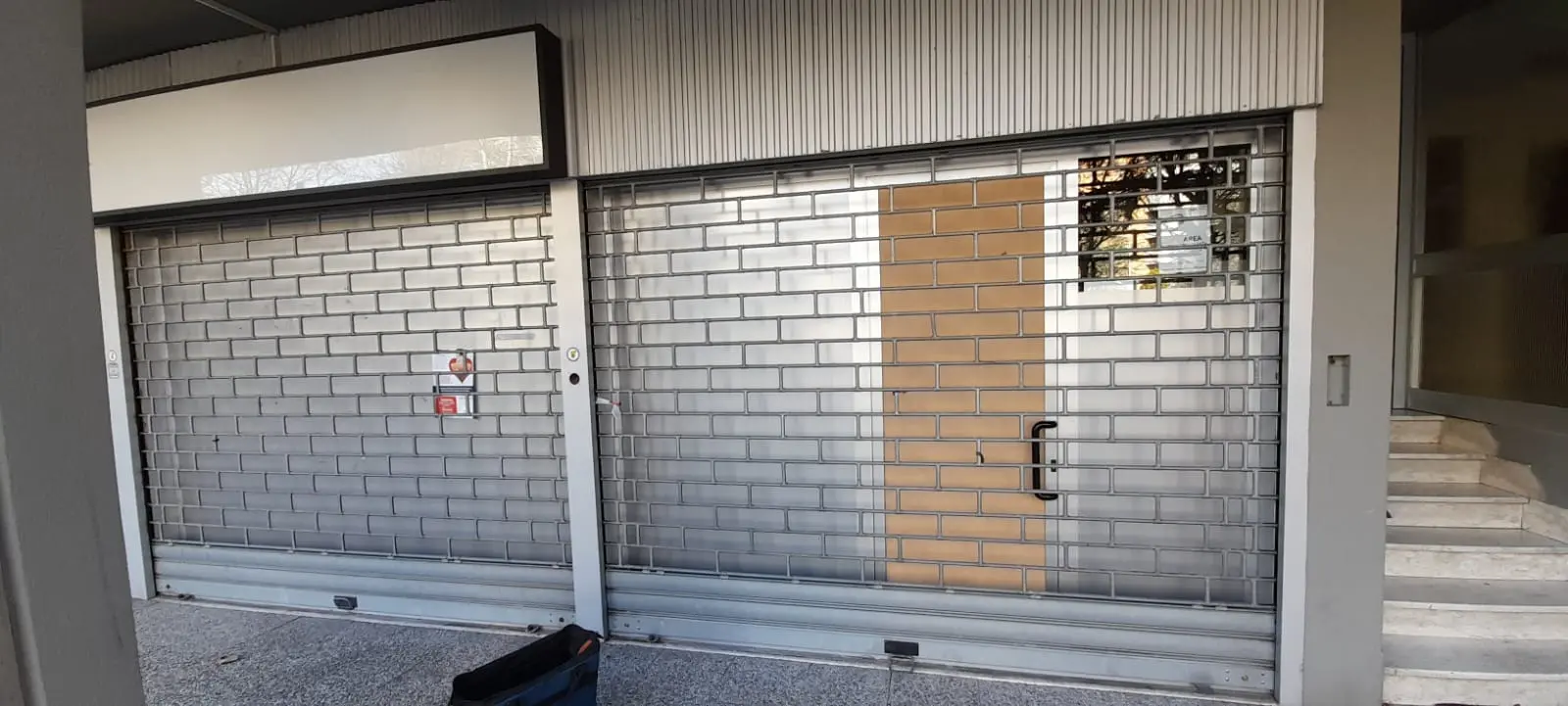 Riparazione serranda e porta sfondata dai ladri Riparazione serranda e porta sfondata dai ladri