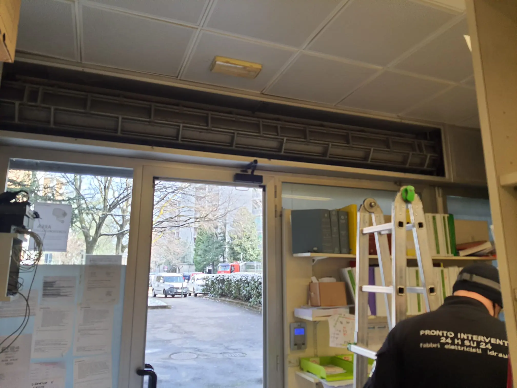 Riparazione serranda e porta sfondata dai ladri Riparazione serranda e porta sfondata dai ladri