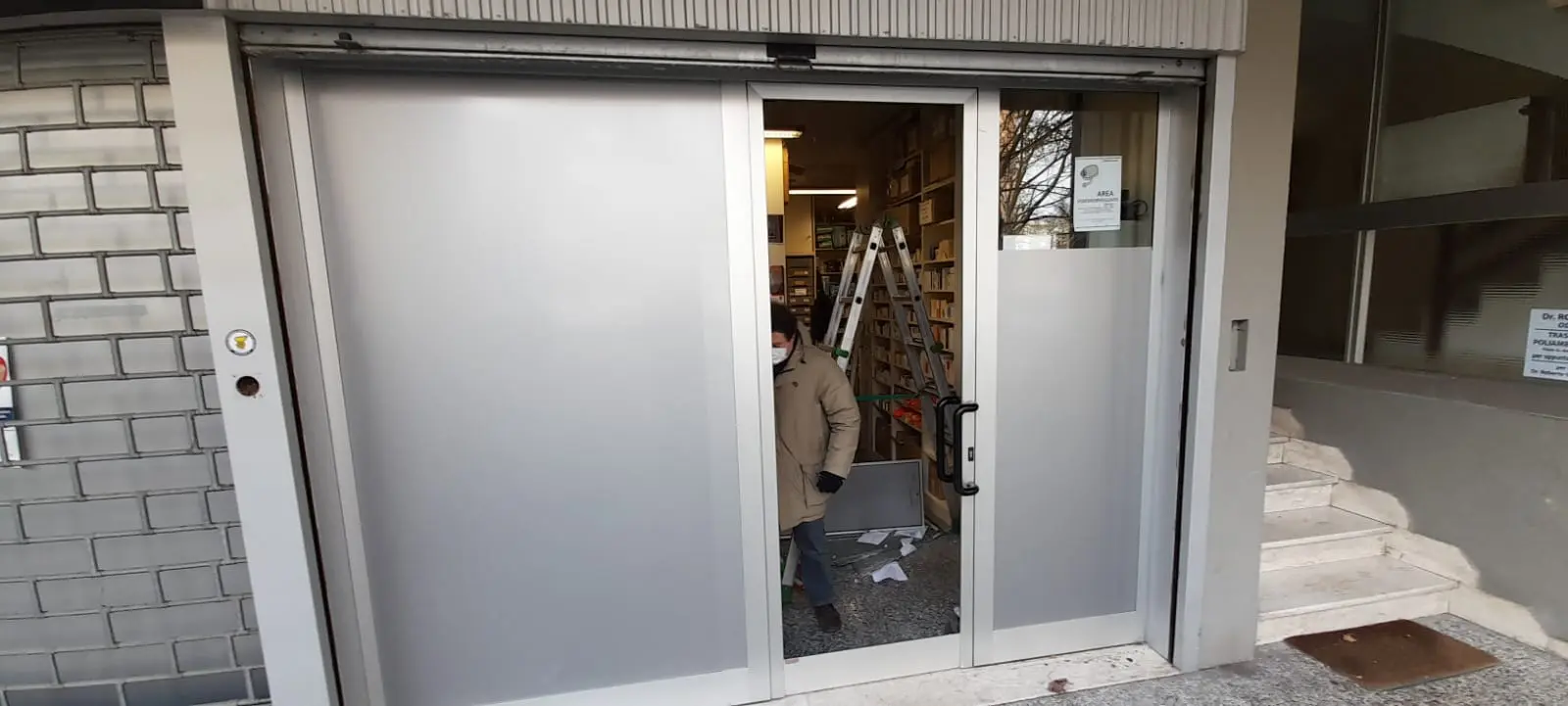 Riparazione serranda e porta sfondata dai ladri Riparazione serranda e porta sfondata dai ladri