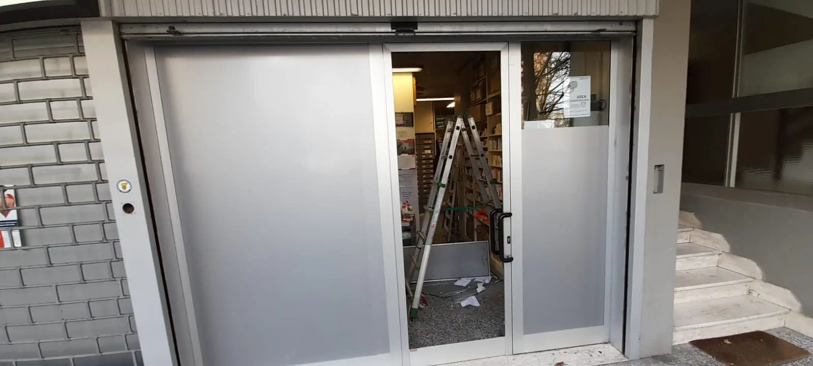 Riparazione serranda e porta sfondata dai ladri Riparazione serranda e porta sfondata dai ladri