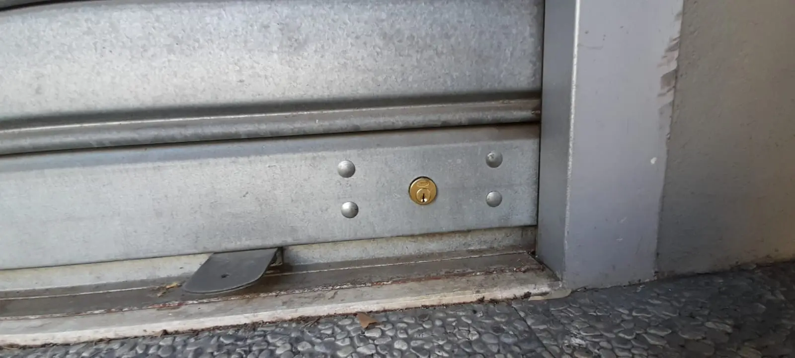 Riparazione serranda e porta sfondata dai ladri Riparazione serranda e porta sfondata dai ladri