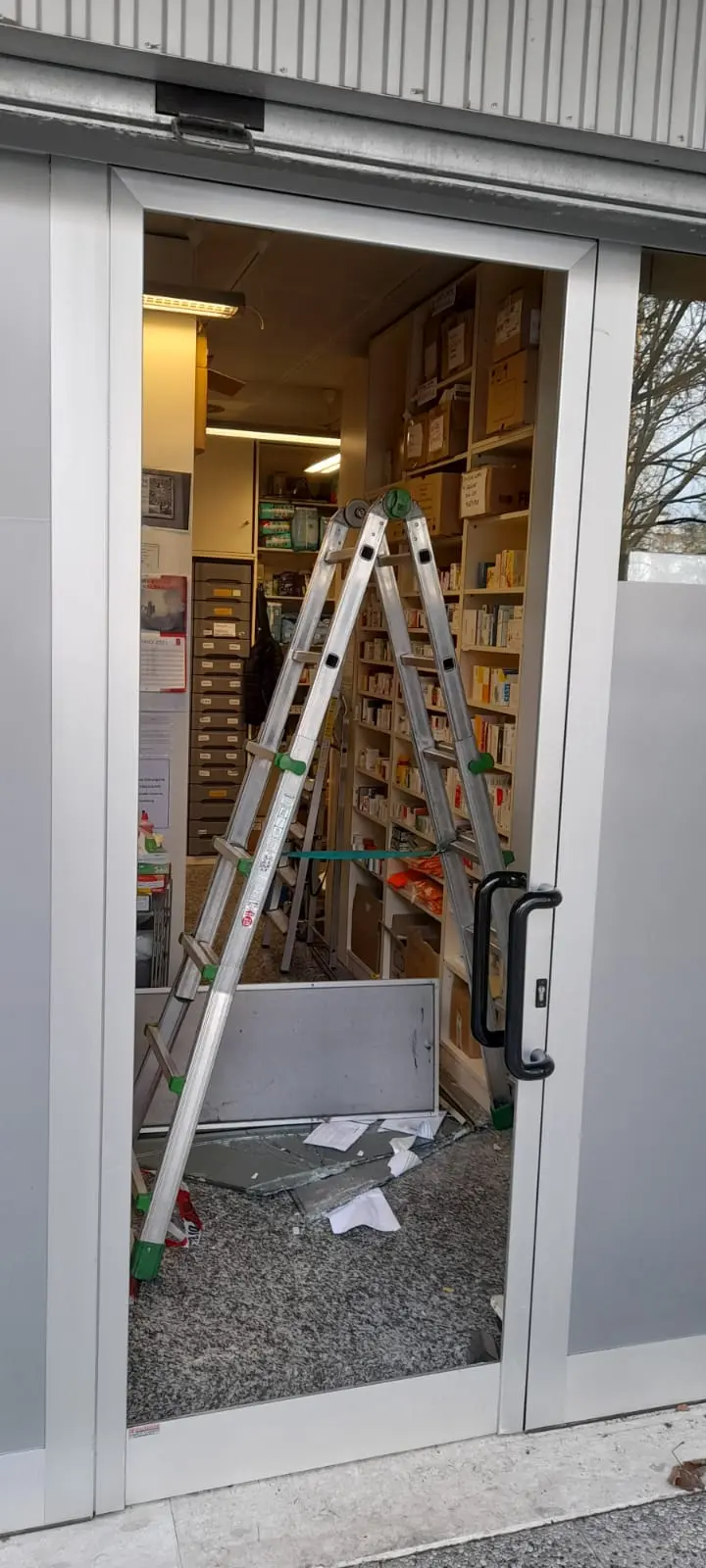 Riparazione serranda e porta sfondata dai ladri Riparazione serranda e porta sfondata dai ladri