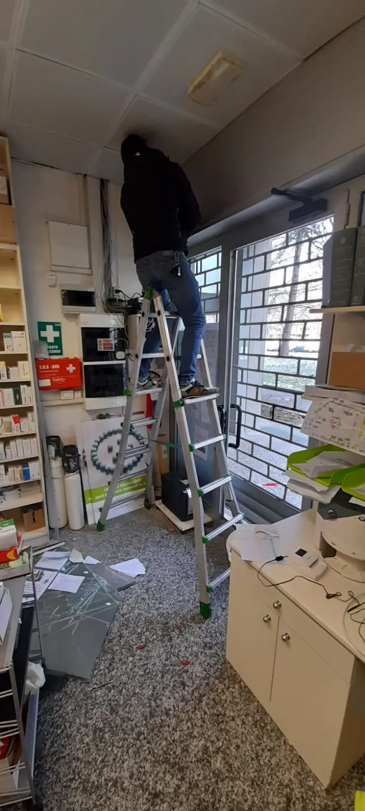 Riparazione serranda e porta sfondata dai ladri Riparazione serranda e porta sfondata dai ladri