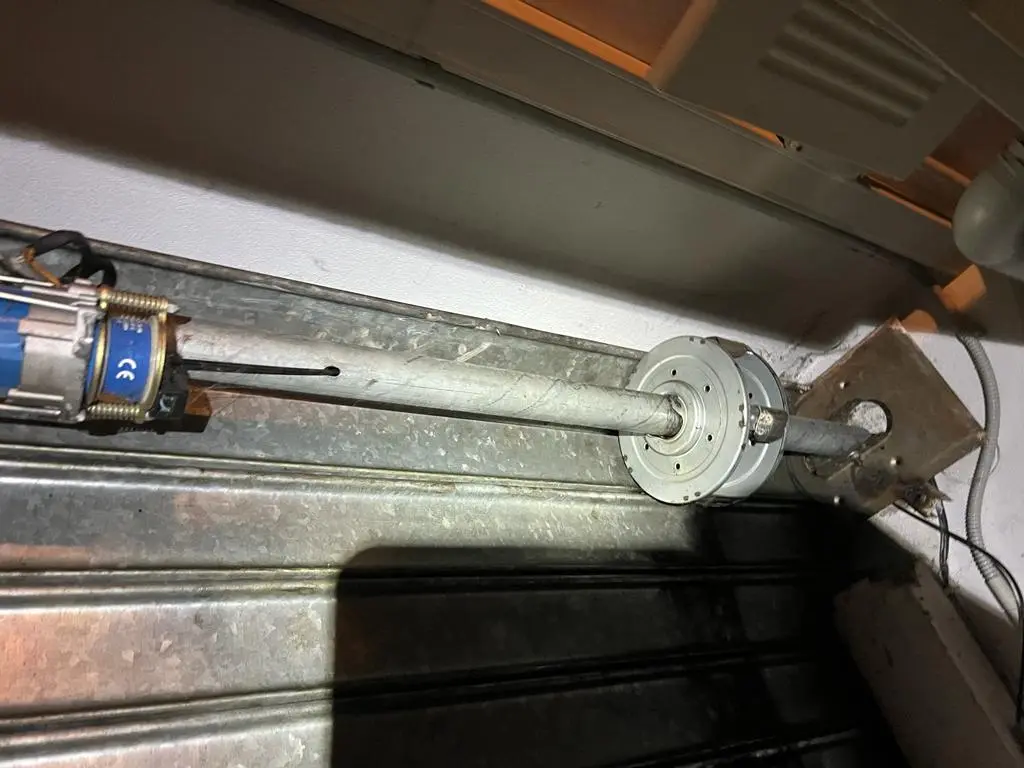 Riparazione serranda sbloccaggio reinserimento nelle guide e registrazione fine corsa Riparazione serranda sbloccaggio reinserimento nelle guide e registrazione fine corsa