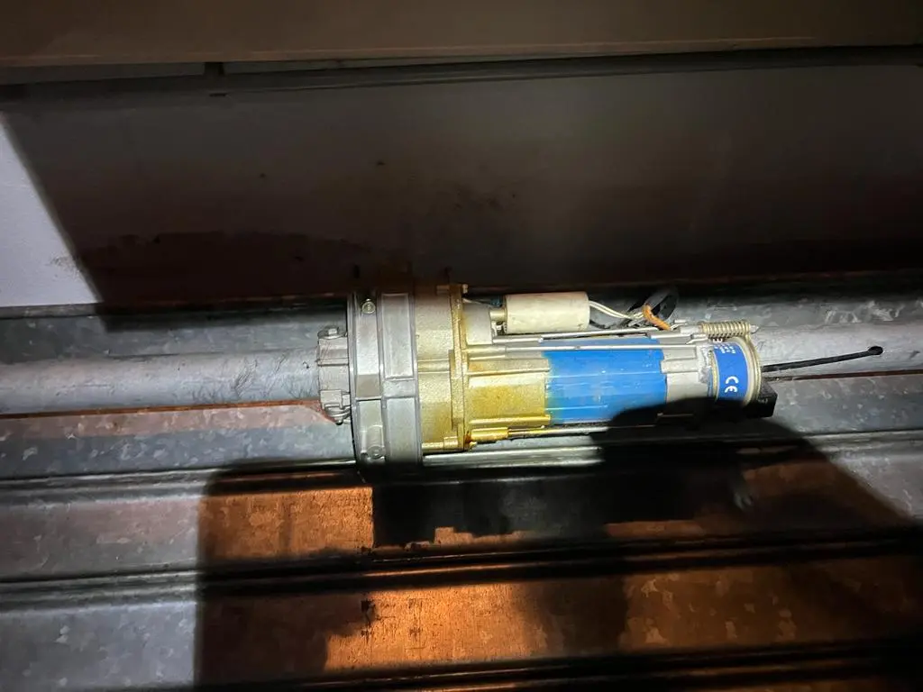 Riparazione serranda sbloccaggio reinserimento nelle guide e registrazione fine corsa Riparazione serranda sbloccaggio reinserimento nelle guide e registrazione fine corsa