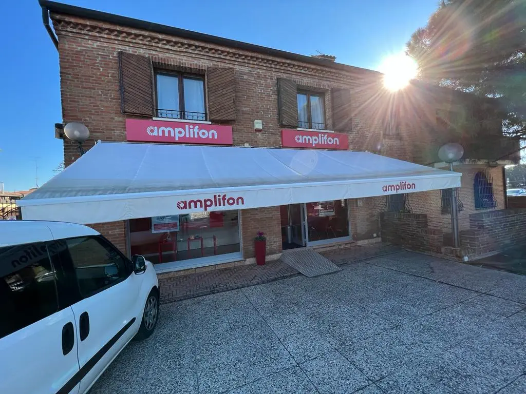 Riparazione tendone staccato dal muro