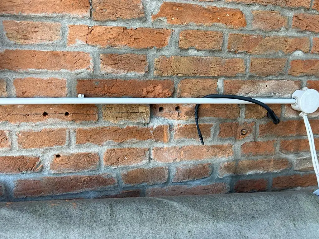 Riparazione tendone staccato dal muro