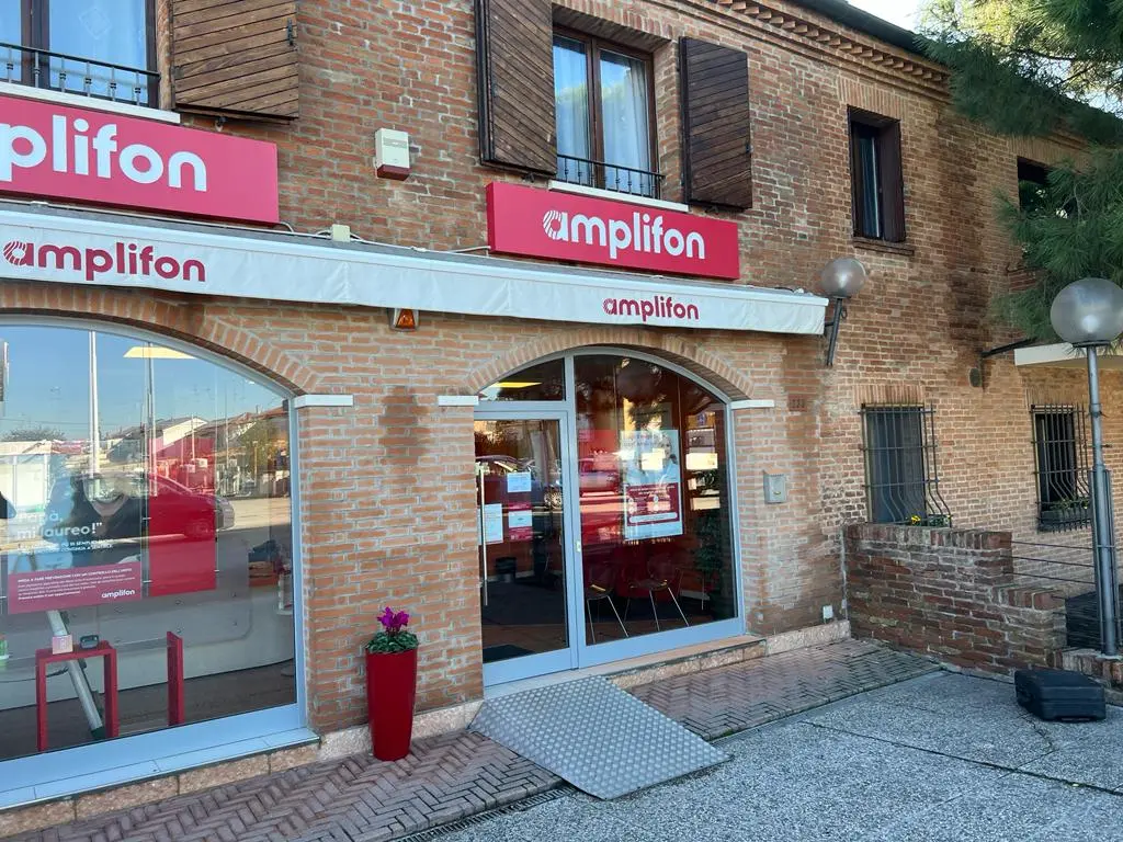 Riparazione tendone staccato dal muro