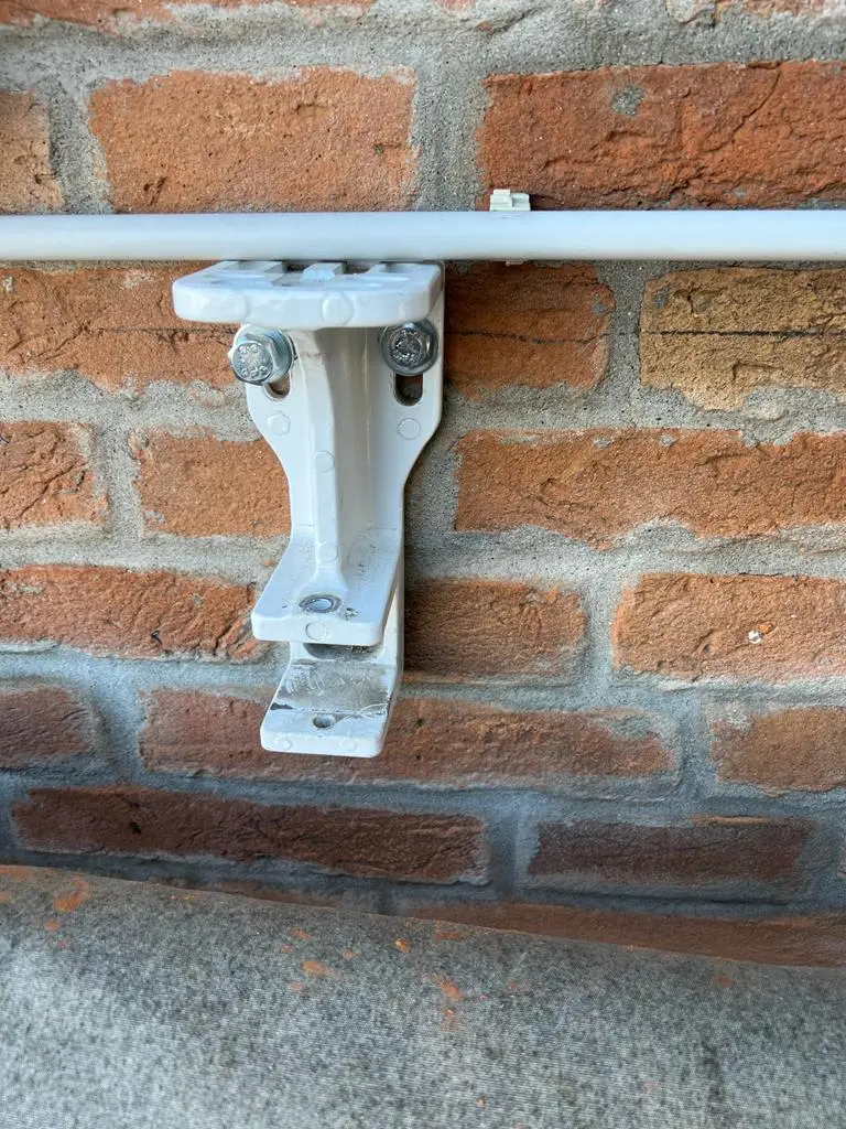 Riparazione tendone staccato dal muro