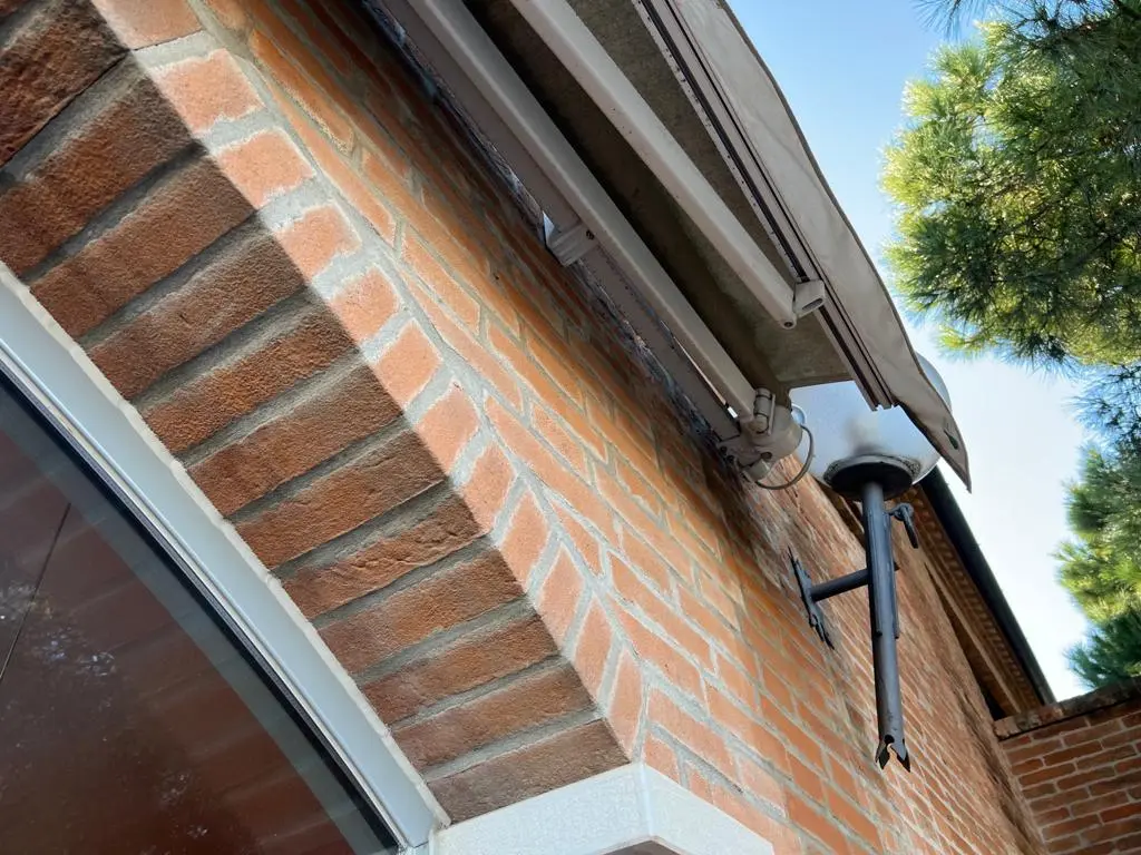 Riparazione tendone staccato dal muro