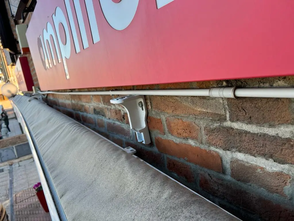 Riparazione tendone staccato dal muro